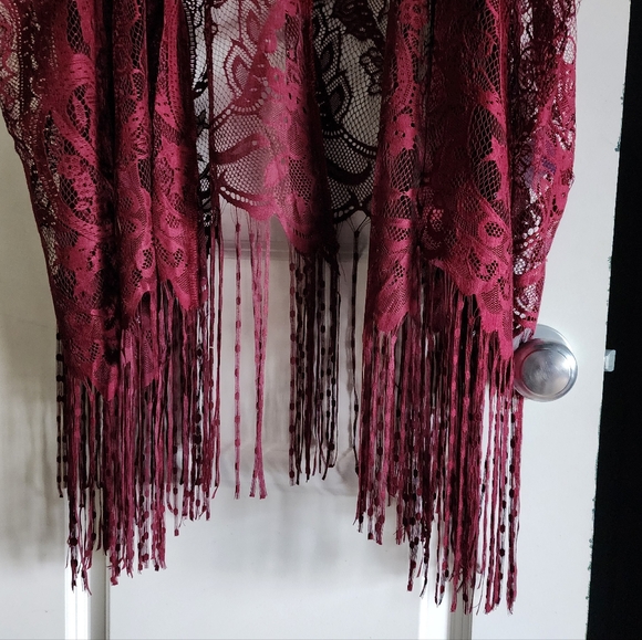 Emerette burgundy lace shawl - Picture 2 of 6